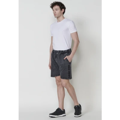 Imagen de Bermuda Jogger French Terry Relaxed Fit de Algodón con Efecto Lavado y Detalle Estampado en Color Negro para Hombre