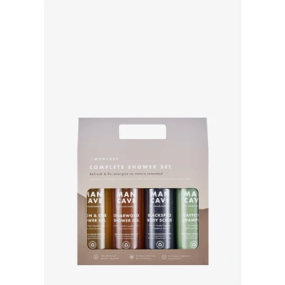 Imagen de ManCave Set de Regalo Hombre Baño Completo con 4 Esenciales Ducha Veganos 1 Champú Cafeína, 2 Geles y Exfoliante Corporal Exclusivo Amazon Hecho en Inglaterra