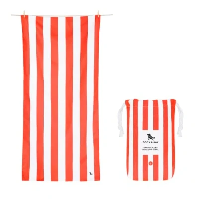 Imagen de Dock &amp; Bay Toalla de Playa Secado Rápido, Sin Arena Compacto, Ligero Materiales 100% Reciclados Incluye Funda Cabana Waikiki Coral Red, Large (160x90cm, 63x35)