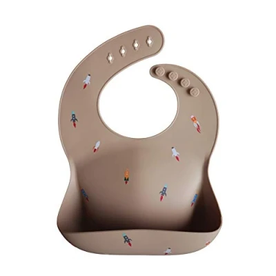 Imagen de mushie Babero de Silicona para Bebés Baberos Alimentación con Bolsillo Fáciles Lavar 4 Tamaños Ajustables Accesorio Durable Niños Pequeños y Niñas Rocket