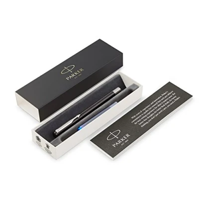 Imagen de PARKER Vector pluma estilográfica, color negro con adorno cromado, plumín mediano, tinta azul, en estuche de regalo