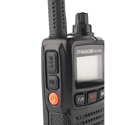 Imagen de Dynascan Pareja de Walkie Talkies PMR 446 tamaño compacto, AD 09+ con Microauriculares Incluidos 8 Canales VOX En maletín transporte