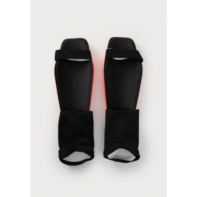 Imagen de Nike Performance Charge Unisex Espinilleras, Talla: Small, Bright crimson/black/royal tint