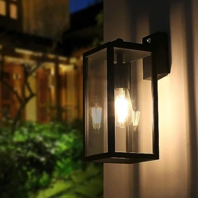 Imagen de lámpara de pared para exteriores Dusk to Dawn, porche, linterna con sensor luz ambiental. Aplique antioxidante pantalla vidrio transparente