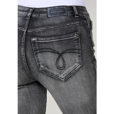 Imagen de Pantalón jeans negro mujer boot cut con tachuelas metálicas de color