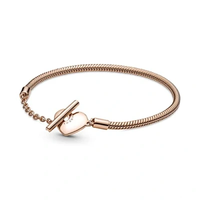 Imagen de Pandora Moments Pulsera con cadena de serpiente chapada en oro rosa 14 quilates cierre forma corazón y barra T, 16