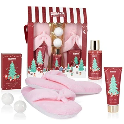Imagen de BRUBAKER Cosmetics Set de Baño y Ducha Fragancia Bayas Invierno Regalo 6 Piezas con Zapatillas Felpa Extra Suaves Color Rosa Navidad para La Novia