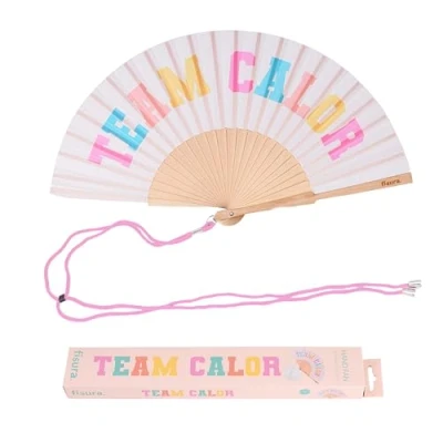 Imagen de Fisura Abanico original con mensaje “team calor. de madera moderno y colorido. Ventilador mano beige. Colgador incluido. Medidas: 42,5 x 23 cm