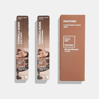 Imagen de Pantone Guía de Fórmulas GP1601B (Edición color del Año 2025) Abanicos con y sin revestimiento para referencia en disposición cromática