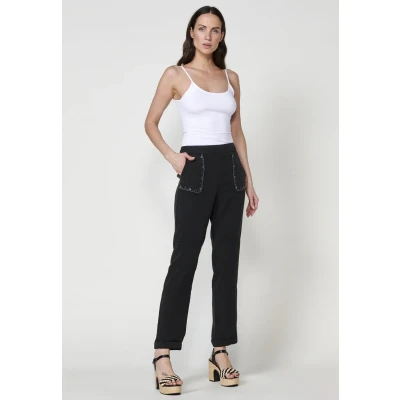 Imagen de Pantalón Lyocell Straight. Modelo Jogger de Tiro Alto con Bolsillos Delanteros. Cintura Elástica en la Espalda. Doble Vuelta el Bajo. Cenefa Bordada Bolsillo Color Negro para Mujer