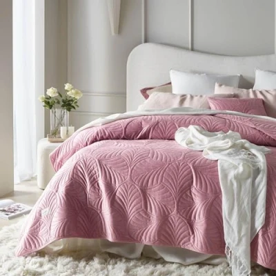 Imagen de ROOM99 Feel Elegante Colcha en Color Rosa 170 x 210 cm, versátil como o Manta para sofá, Cama y Ideal de Terciopelo