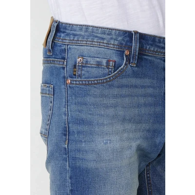 Imagen de Bermuda Denim Regular Fit con Cinco Bolsillos y Efecto Lavado Desgastado Pequeños Rotos en Color Azul Claro para Hombre