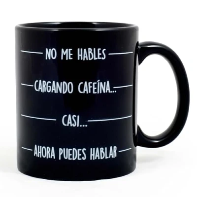 Imagen de Miss Miserable Taza con mensaje Cargando cafeína...