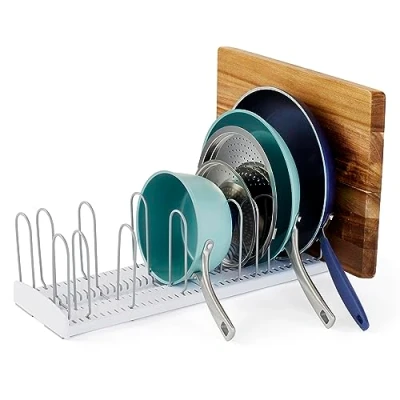 Imagen de YouCopia StoreMore Estante expandible para sartenes y tapas, organizador ajustable almacenamiento de cocina, 12.5 a 22 pulgadas ancho, color blanco