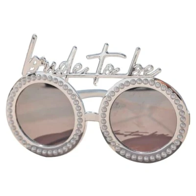 Imagen de Ginger Ray Bride To Be Gafas de sol para despedida soltera, color blanco y plateado