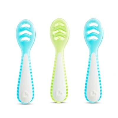 Imagen de Munchkin Gentle Dip Multistage First Spoons Weaning for Babies 4+ Months Ideal Baby Led Ergonomic Design BPA Free Blue &amp; Green 3 Pack