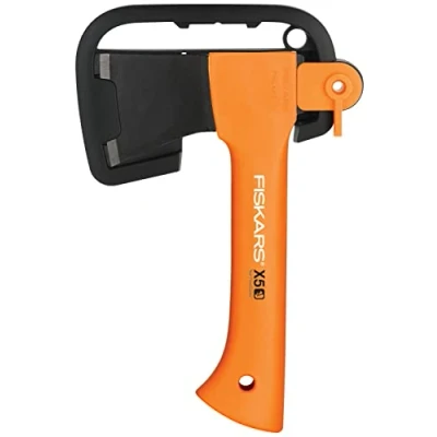 Imagen de Fiskars Hacha pequeña de camping con estuche almacenamiento y transporte, Longitud: 23 cm, Capa antiadherente, Peso: 564 g, Cuchilla acero/Mango plástico reforzado, Naranja