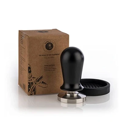 Imagen de Buddy&#039;s Bar Barista Edition, Premium Tamper, Ø 51 mm Base, H: 10 cm, Acero Inoxidable, Sello de Espresso para portafiltros mm, prensador café con Alfombrilla Silicona, Mango Negro