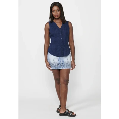 Imagen de Blusa sin mangas de tela bordada con escote pico y cierre delantero botones color navy para mujer Moda Actual