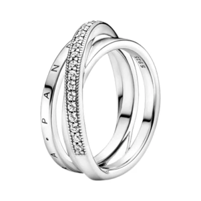 Imagen de PANDORA Signature Anillo de triple banda cruzada con engaste pavé plata ley y circonitas cúbicas transparentes, talla 58