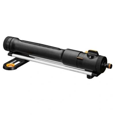 Imagen de Fiskars Comfort aspersor oscilante S M, incluye filtro extraíble y herramienta para limpieza de boquillas, áreas 150 300 m², negro/naranja, 1070834