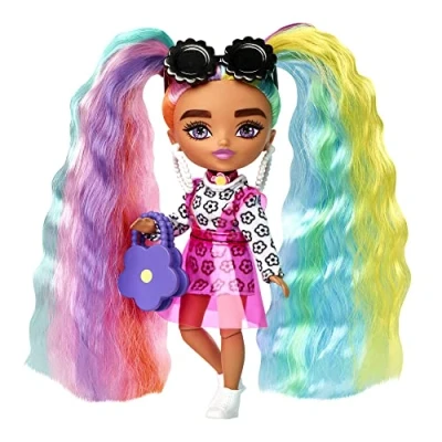 Imagen de Barbie Extra Mini Vestido magaritas y coletas arcoíris Muñeca pequeña con Pelo Largo, Accesorios de Moda Soporte, Juguete +3 años (Mattel HHF82)
