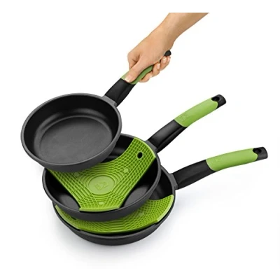 Imagen de BRA Prior Set de 3 Sartenes, 20 24 28 cm, Aluminio Fundido Antiadherente, con Dos Salvamanteles Safe Verdes, Aptas para Todo Tipo Cocinas Incluida Inducción