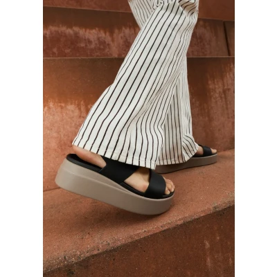 Imagen de Crocs Brooklyn LOW Wedge Sandalias con plataforma, Mujer, Talla: 36/37, Black/mushroom Zapatos