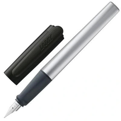Imagen de Lamy nexx black Pluma estilográfica con empuñadura antideslizante y plumín de acero pulido en tamaño A cuerpo triangular aluminio incluye cartucho T 10 azul Diestro