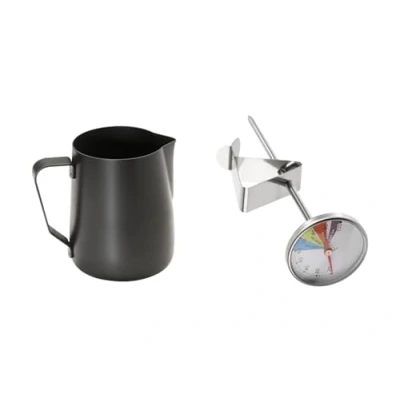 Imagen de Buddy&#039;s Bar Barista Edition, juego de 2 piezas, jarra leche 0,8 litros acero inoxidable negro y termómetro con clip 13,5 cm longitud