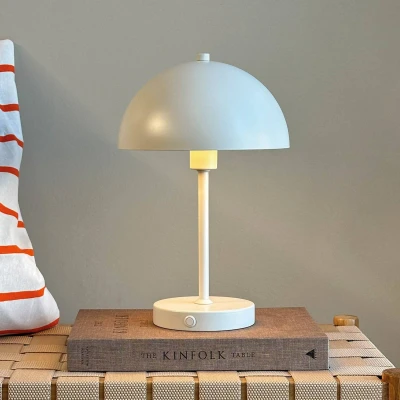 Imagen de Dyberg Larsen Estocolmo Lámpara de mesa 2.0 blanco perla escritorio recargable noche con 6 horas duración batería lectura para interior y exterior