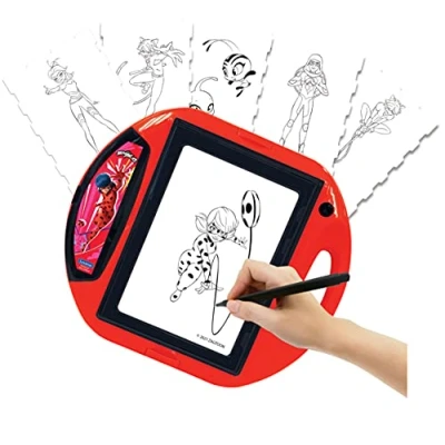 Imagen de Lexibook Gato, Miraculous Ladybug Cat Noir, Proyector de Dibujo, 4 Sellos, 10 Plantillas, Pantalla Luminosa, 1 rotulador Incluido, Juguete artístico y Creativo, Rojo/Negro, Color, Medium