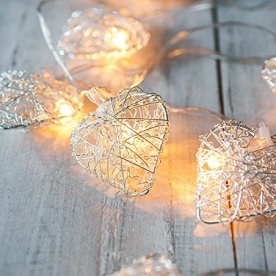 Imagen de Lights4fun Guirnalda a Pilas de 10 Led Blancos Cálidos con Corazones Malla Plateada para Interiores…