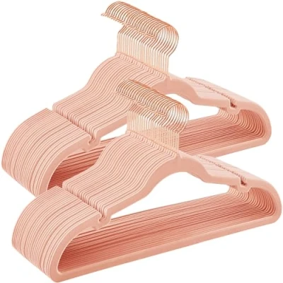 Imagen de SONGMICS Perchas de Terciopelo, Juego 50 Piezas, Antideslizantes, Ranuras para Hombros, Barra Pantalones, Gancho Giratorio 360, 0,6 cm Grosor, 43 Largo, Rosa Claro CRF029PK05