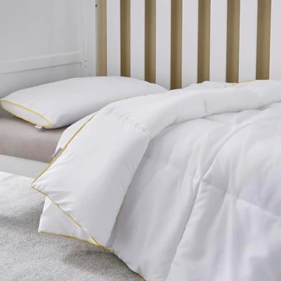 Imagen de Silentnight Safe Nights Juego de Cama Lujo para Cuna, edredón antialérgico 4 TOG y Almohada Transpirable niños, niños pequeños, hipoalergénico Lavable a máquina