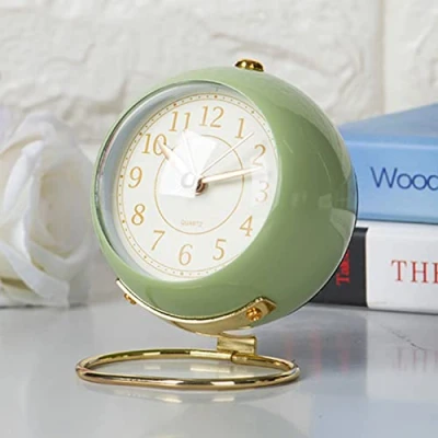 Imagen de Justup Despertador analógico de 10.2 cm, pequeño reloj mesa silencioso clásico retro con sin tic tac, luz nocturna, silencioso, funciona pilas, cocina, dormitorio (verde)