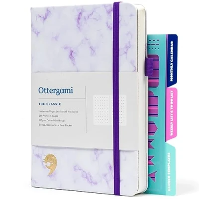 Imagen de Ottergami Set de Cuaderno A5 Punteado, The Classic Journal Notebook Tapa Dura, 150 g/m2 Kit Notas que Incluye Libreta Puntos con Bolsillo Trasero, Plantillas y Portabolígrafos