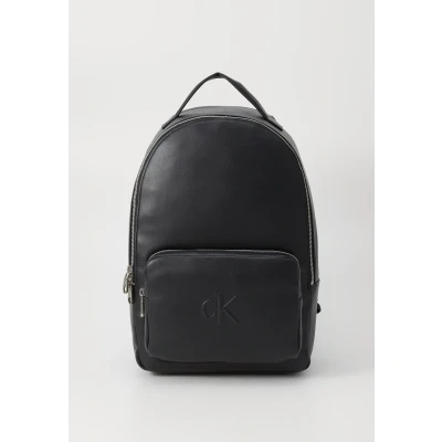 Imagen de Calvin Klein Mochila Mujer Sculpted Impresssion Slim con compartimento para portátil, Negro (Black), Talla Única