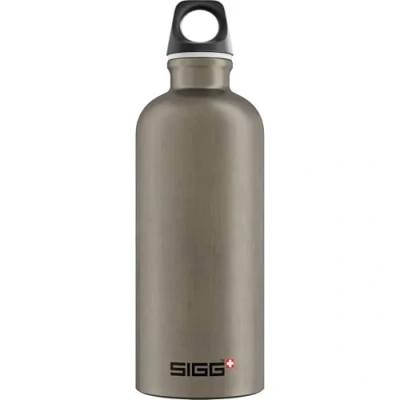 Imagen de SIGG Traveller Smoked Pearl botella cantimplora (0.6 L), con tapa hermética sin sustancias nocivas, de aluminio ligera