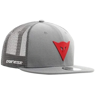 Imagen de Dainese 9Fifty Trucker Snapback Cap, Gorra Visera Plana de Verano, Gris/rojo1