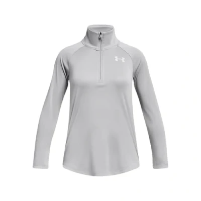 Imagen de Under Armour Tech Graphic 1/2 Zip camiseta de manga larga para niña corte suelto, con cremallera media entrenar o jugar al fútbol, color gris claro jaspeado/plateado metálico