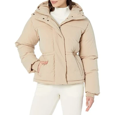 Imagen de Amazon Essentials Chaqueta Acolchada Corta con Capucha y Cintura Ajustada (Disponible en Talla Grande) Mujer, Bronceado, M