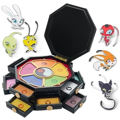 Imagen de corimori Miraculous Ladybug Cofre de madera con licencia oficial, set 2 piezas, caja milagrosa del Maestro Fu 26 cm + 6 broches