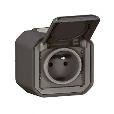 Imagen de LEGRAND toma impermeable IP55 con tierra Plexo, 2P+T 16A completa persiana, para colocación en aparente, fabricado Francia, color gris