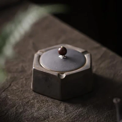 Imagen de Cenicero De Cerámica Con Tapa Exterior Esmalte Dorado Hexagonal Retro A Prueba Olores, Ceniceros Viento Para Interiores Y Exteriores, Adornos