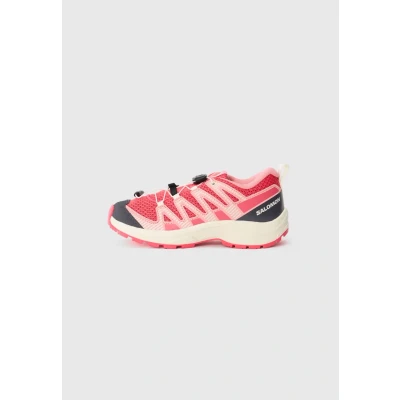 Imagen de Salomon Unisex niños, XA PRO V8 J Rojo/Almendra, Zapatos de Senderismo Versátiles para Mayor Comodidad, Zapatillas Botas y Correr en Senderos Aventuras al Aire Libre, 38 EU