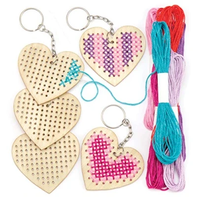 Imagen de Baker Ross Kits de llaveros Madera con Forma corazón para Punto Cruz (Pack 5) Que los niños Pueden Crear y Decorar San Valentín el Día la Madre