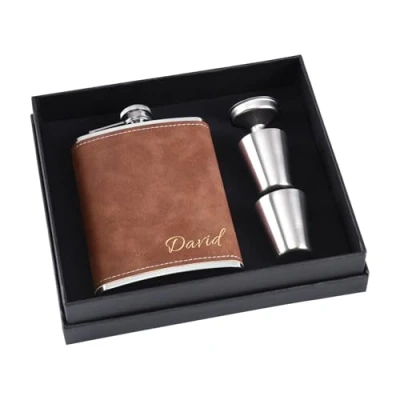 Imagen de Petacas de Alcohol Personalizados para Hombres, Set Frasco Bolsillo 8oz/227ml en Estuche Regalo, a Medida Fiesta, Escalada, Campamento, Bar, Barbacoa y Bodas(Marrón)