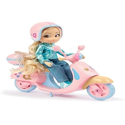 Imagen de UNIQUE EYES Amy Fun Ride, muñeca Fashion de Pelo Largo, te Sigue con los Ojos, y Moto Scooter Rosa Maletero Que se Abre Muchos Accesorios, Casco Pegatinas para Decorar, Famosa (MYM11200)