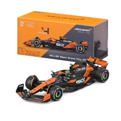 Imagen de Bburago 1:43 Race McLaren MCL38 2024 con Casco, Norris #4